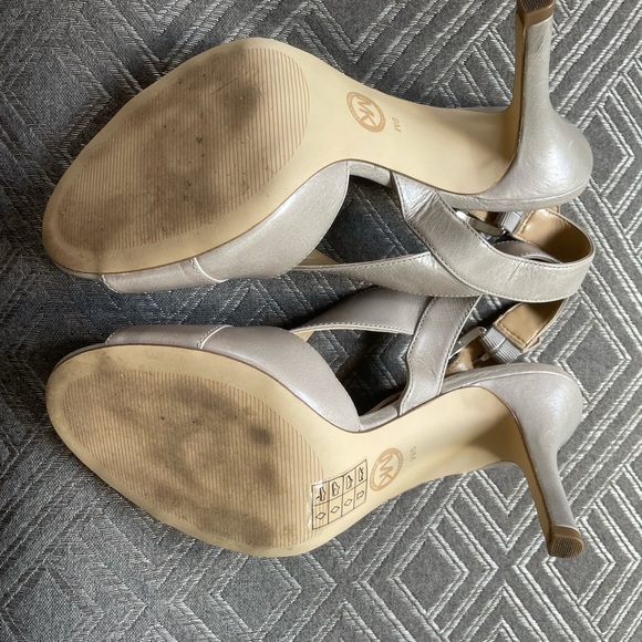 Size 9 Michael Kors grey mist leather sandals - Picture 4 of 4